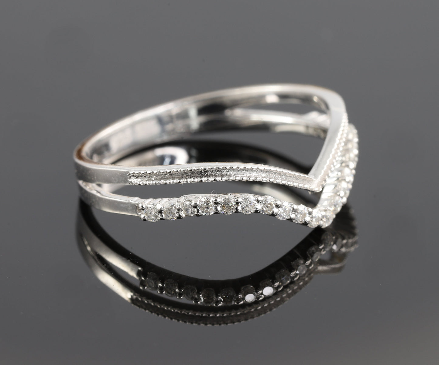 Vintage Curved Round Cut Moissanite Wedding Band
