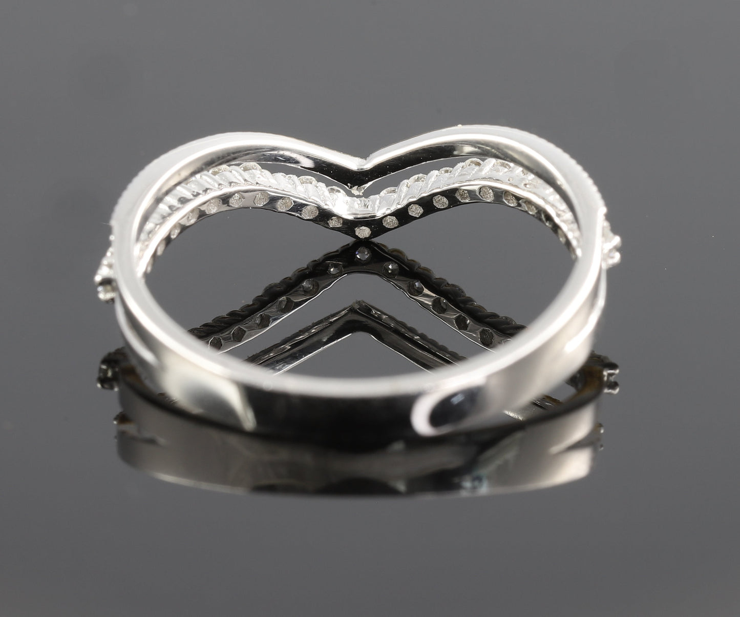 Vintage Curved Round Cut Moissanite Wedding Band